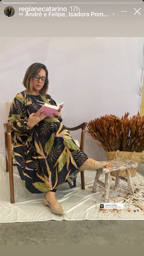 Cliente com vestido estampado PÓE lendo