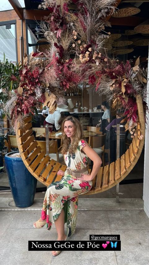 Cliente com vestido floral PÓE