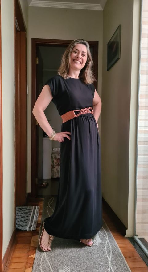 Cliente com vestido preto PÓE e cinto