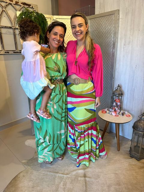Clientes com saias e blusas coloridas PÓE