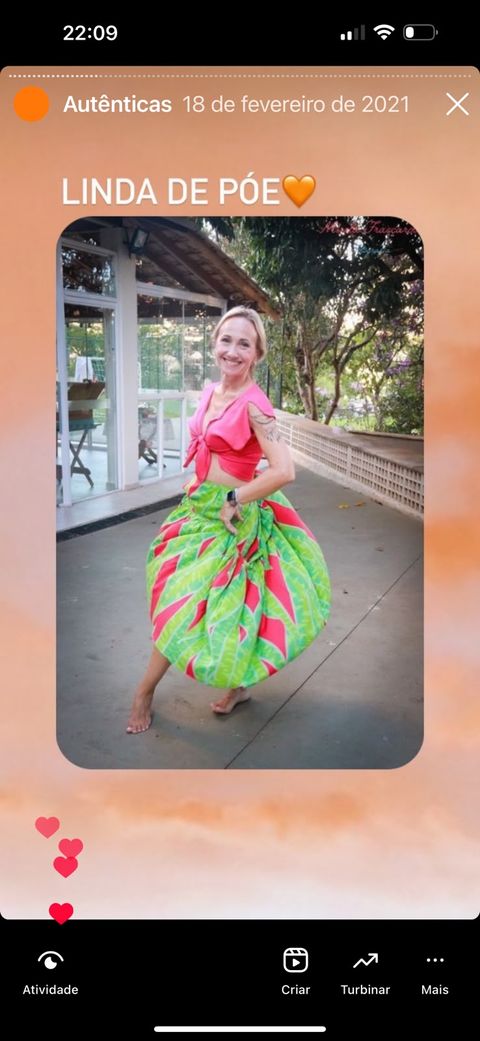 Cliente com saia colorida PÓE