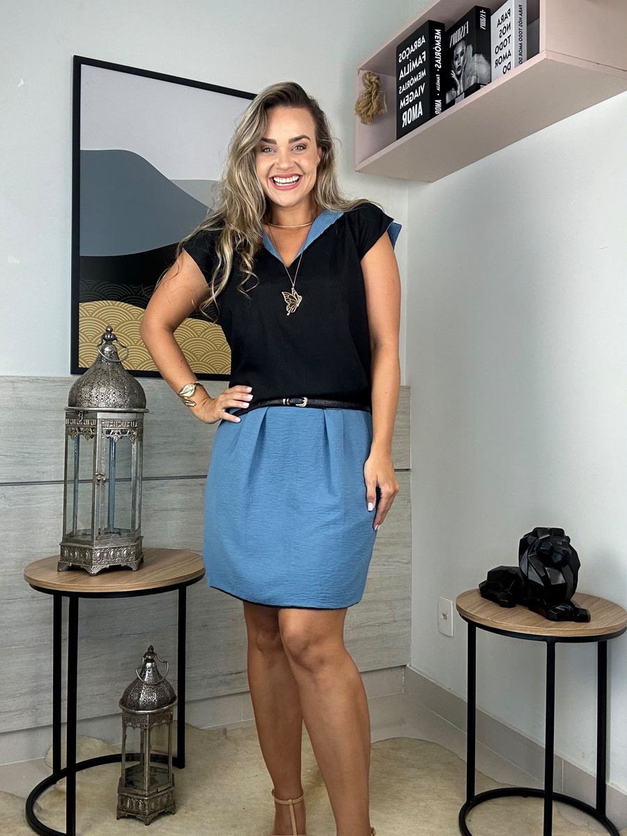 Blusa estampada vestida com calça
